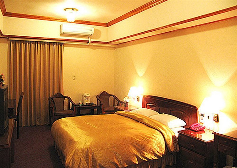 Sin Fu Business Hotel Taichung Exterior photo
