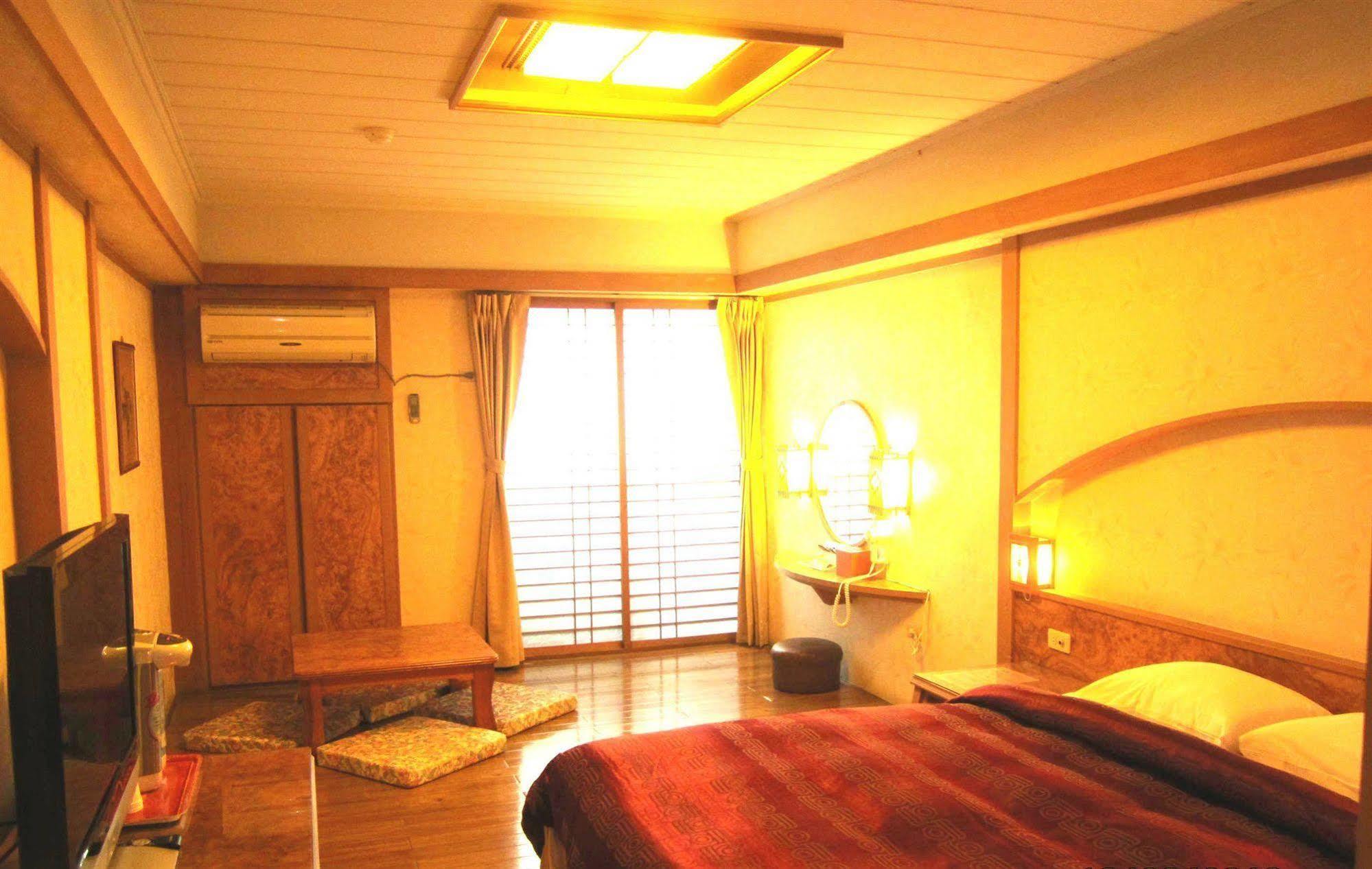 Sin Fu Business Hotel Taichung Exterior photo